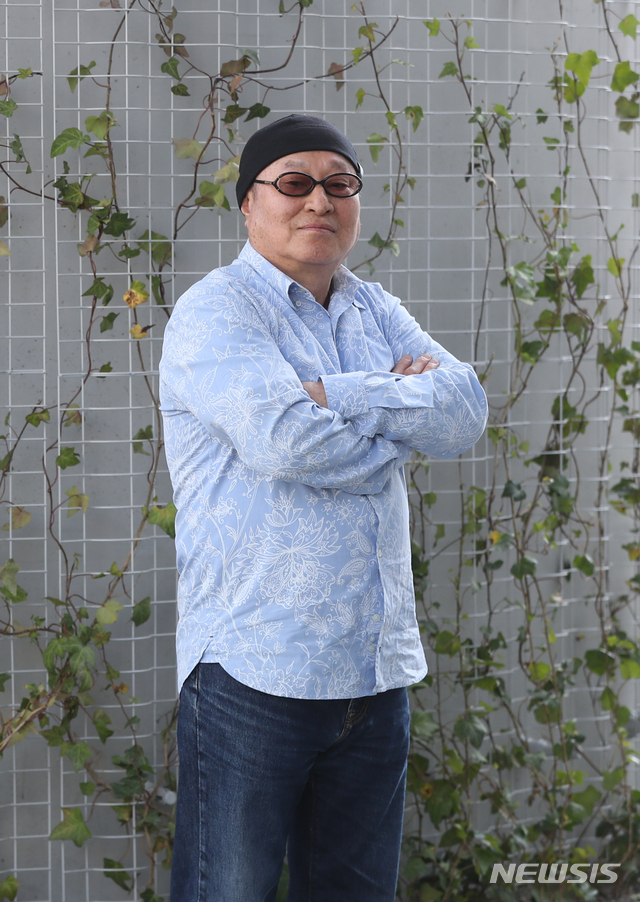 【서울=뉴시스】조수정 기자 = 작곡가 유승엽이 15일 오후 서울 용산구에서 뉴시스와 인터뷰에 앞서 포즈를 취하고 있다. 2019.04.19. chocrystal@newsis.com