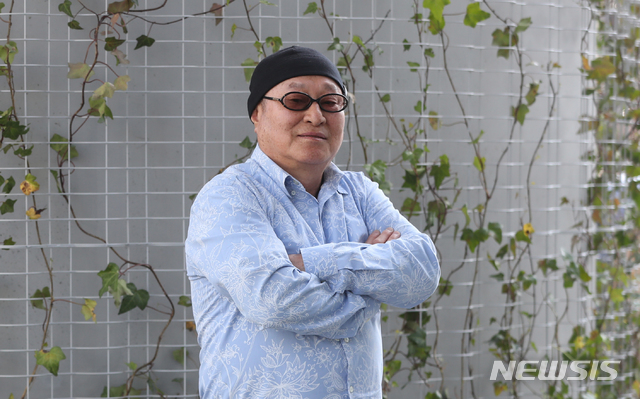 【서울=뉴시스】조수정 기자 = 작곡가 유승엽이 15일 오후 서울 용산구에서 뉴시스와 인터뷰에 앞서 포즈를 취하고 있다. 2019.04.19. chocrystal@newsis.com