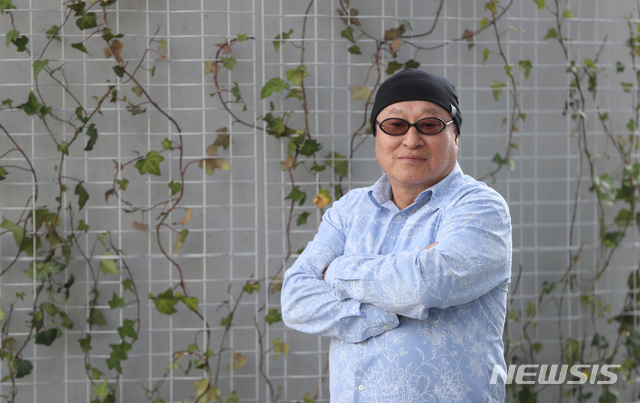 【서울=뉴시스】조수정 기자 = 작곡가 유승엽이 15일 오후 서울 용산구에서 뉴시스와 인터뷰에 앞서 포즈를 취하고 있다. 2019.04.19. chocrystal@newsis.com