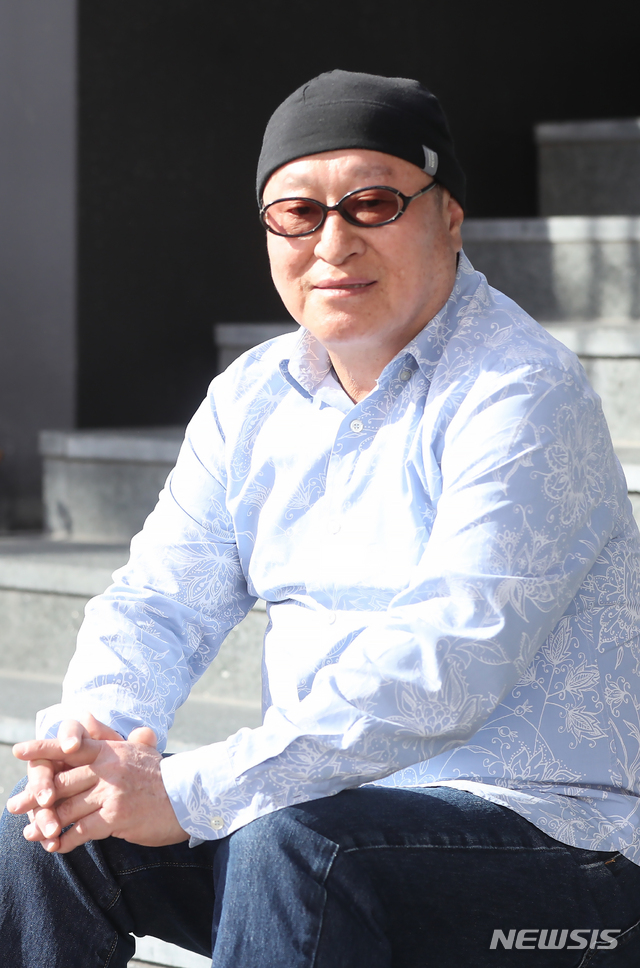 【서울=뉴시스】조수정 기자 = 작곡가 유승엽이 15일 오후 서울 용산구에서 뉴시스와 인터뷰에 앞서 포즈를 취하고 있다. 2019.04.19. chocrystal@newsis.com