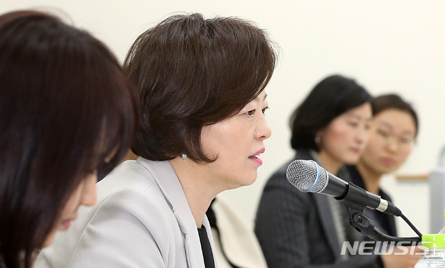 【서울=뉴시스】이영환 기자 = 진선미 여성가족부 장관이 18일 오후 서울 종로구 건강가정 다문화가족지원센터에서 열린 아이돌보미 특별교육 참관 및 현장 간담회에 참석해 인사말을 하고 있다. 2019.04.18. 20hwan@newsis.com