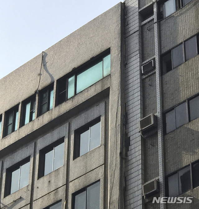  【타이베이=AP/뉴시스】18일(현지시간) 대만 동부 화롄에서 강한 지진이 발생해 대만 전역이 크게 흔들린 가운데 수도 타이베이의 건물에서 타일이 떨어져 나가는 등 피해를 입었다.&nbsp; 대만 기상국은 이날 오후 1시 1분께 대만 화롄 현 청사 서북쪽 10.6㎞ 지점에서 리히터 규모 6.1의 지진이 발생했다고 밝혔다. 2019.04.18. 