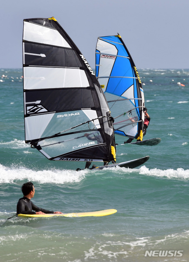 【부산=뉴시스】 하경민 기자 = 18일 오후 부산 해운대구 송정해수욕장 앞바다에서 윈드서핑이 질주하고 있다.이날 부산지역 낮 최고기온은 중구 대청동 공식관측소 기준 20도(이상 오후 4시 기준)를 기록했고, 지역별로는 금정구 24도, 기장군 23.9도, 북구 및 부산진구 22.3도 등 대부분 지역이 20도를 웃돌았다. 2019.04.18. yulnetphoto@newsis.com