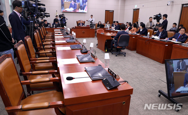 【서울=뉴시스】이종철 기자 = 인사청문 경과보고서 채택을 위해 18일 서울 여의도 국회에서 열린 법제사법위원회 제3차 전체회의에서 여상규 위원장이 이미선 헌법재판관 후보자를 제외하고 문형배 헌법재판관 후보자 인사청문 경과보고서만 채택을 상정하고 있다. 2019.04.18. jc4321@newsis.com