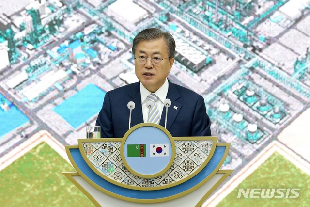 【투르크멘바시(투르크메니스탄)=뉴시스】박진희 기자 = 투르크메니스탄을 국빈 방문중인 문재인 대통령이 18일(현지시각) 투르크멘바시 키얀리 가스화학플랜트 공장을 방문해 인사말을 하고 있다. 2019.04.18. pak7130@newsis.com