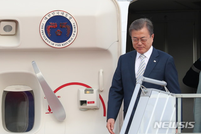 【타슈켄트(우즈베키스탄)=뉴시스】박진희 기자 = 문재인 대통령이 18일 오후(현지시각) 우즈베키스탄 타슈켄트 국제공항에 도착해 전용기에서 내리고 있다. 2019.04.18. pak7130@newsis.com