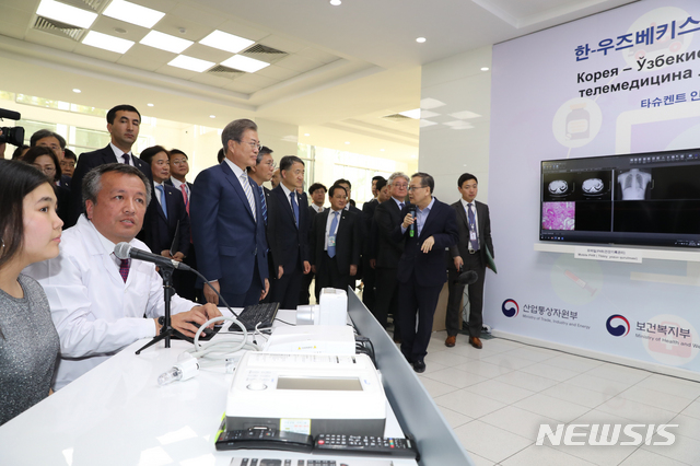 【타슈켄트(우즈베키스탄)=뉴시스】박진희 기자 = 우즈베키스탄을 국빈 방문중인 문재인 대통령이 18일 오후(현지시각) 타슈켄트 인하대학교를 방문해 스마트 헬스케어 시연을 보고 있다. 2019.04.18.&nbsp; pak7130@newsis.com