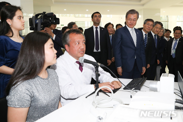 【타슈켄트(우즈베키스탄)=뉴시스】박진희 기자 = 우즈베키스탄을 국빈 방문중인 문재인 대통령이 18일 오후(현지시각) 타슈켄트 인하대학교를 방문해 스마트 헬스케어 시연을 보고 있다. 2019.04.18.&nbsp; pak7130@newsis.com