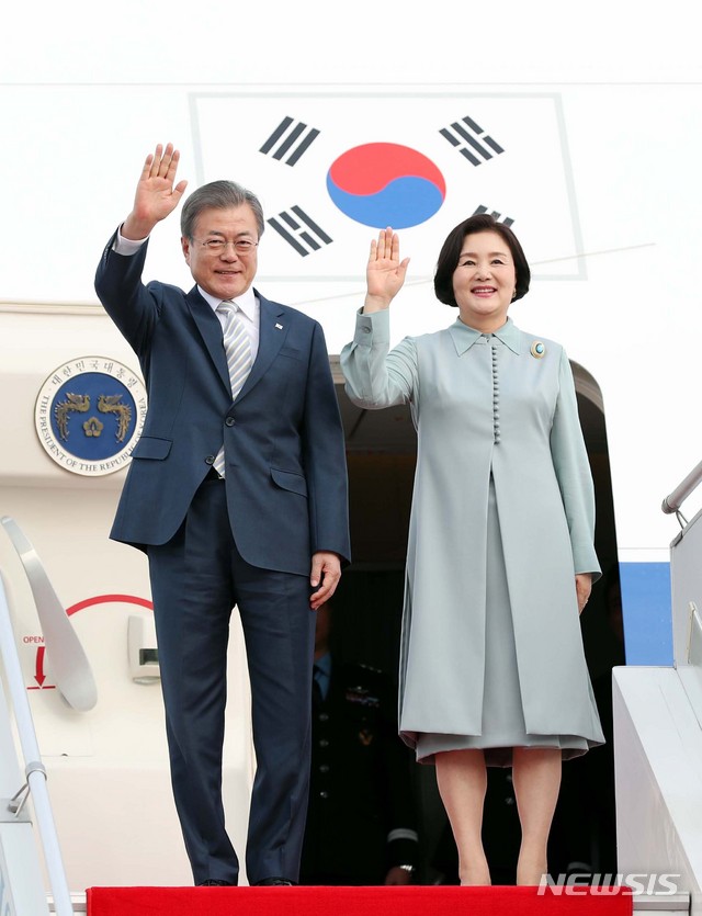 【타슈켄트(우즈베키스탄)=뉴시스】박진희 기자 = 우즈베키스탄을 국빈 방문한 문재인 대통령과 김정숙 여사가 18일 오후(현지시간) 우즈베키스탄 타슈켄트 국제공항에 도착하고 있다. 2019.04.18. pak7130@newsis.com