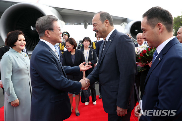 【타슈켄트(우즈베키스탄)=뉴시스】박진희 기자 = 우즈베키스탄을 국빈 방문한 문재인 대통령과 김정숙 여사가 18일 오후(현지시간) 우즈베키스탄 타슈켄트 국제공항에 도착해 압둘라 아리보프 우즈베키스탄 총리와 인사를 나누고 있다. 2019.04.18. pak7130@newsis.com