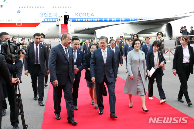 【타슈켄트(우즈베키스탄)=뉴시스】박진희 기자 = 우즈베키스탄을 국빈 방문한 문재인 대통령과 김정숙 여사가 18일 오후(현지시간) 우즈베키스탄 타슈켄트 국제공항에 도착해 압둘라 아리보프 우즈베키스탄 총리와 귀빈청사로 이동하고 있다. 2019.04.18. pak7130@newsis.com