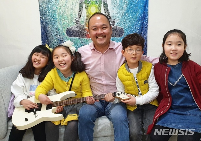 【대구=뉴시스】배소영 기자 = '달서구 패밀리' 홍보곡을 제작한 김태형 대구시 달서구의회 의원과 이 곡을 부르는 아이들이 기념촬영을 하고 있다. 2019.04.20.photo@newsis.com