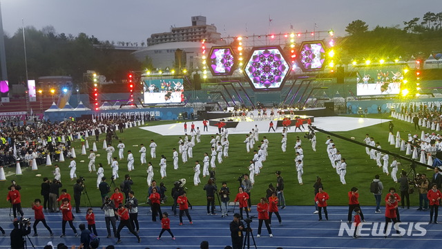 【경산=뉴시스】 강병서 기자=제57회 경북도민체육대회가 19일 오후 6시 경산시민운동장에서 도내 23개 시·군 1만2000여 선수단이 출전한 가운데 화려한 개막식을 가졌다. 2019.04.19. kbs@newsis.com  