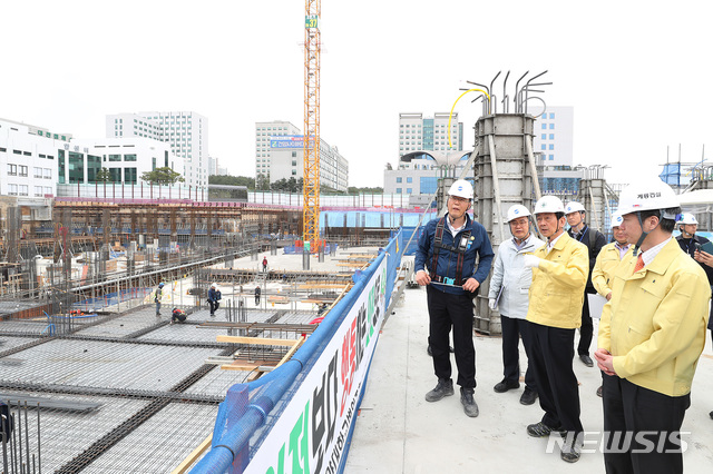 【대전=뉴시스】조명휘 기자 = 진영 행정안전부장관이 19일 오후 국가안전대진단과 관련해 대전 서구의 건양대병원 증축공사 건설현장을 방문해 안전문제를 점검하고 있다. 2019.04.19. (사진= 대전시 제공) photo@newsis.com