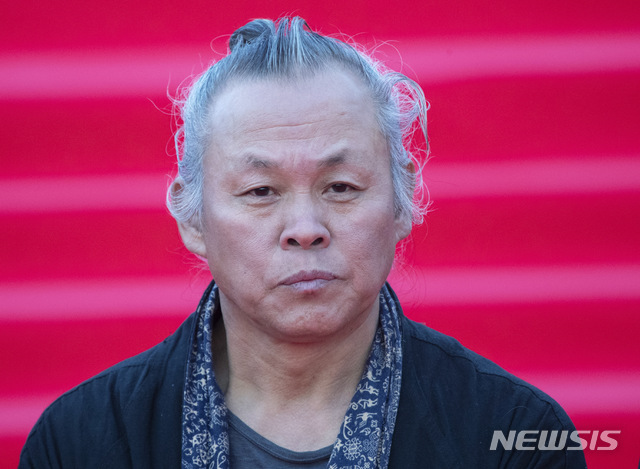 【모스크바=AP/뉴시스】김기덕 감독이 18일(현지시간) 러시아 모스크바에서 열린 제41회 모스크바 국제 영화제 개막식 레드카펫에 올라 포토타임을 갖고 있다.&nbsp; 김 감독은 올해 모스크바 국제영화제 심사위원장으로 레드카펫을 밟았다. 2019.04.19.&nbsp; 