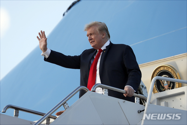 【플로리다=AP/뉴시스】도널드 트럼프 미국 대통령은 18일(현지시간) 수사 방해 시도를 담은 로버트 뮬러 특검의 수사보고서가 공개된 이후 '게임 끝(GAME OVER)'이라는 트윗 외엔 공식 입장을 내놓지 않았다. 사진은 트럼프 대통령이 플로리다주 개인별장 마러라고 리조트에서 부활절 주말을 보내기 위해 팜비치 국제공항에 도착해 손을 흔드는 모습. 2019.04.19.
