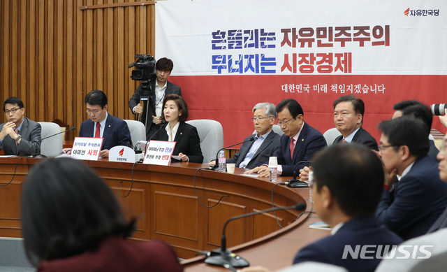 【서울=뉴시스】고승민 기자 = 19일 서울 여의도 국회에서 열린 자유한국당 원내대책회의에서 나경원 원내대표가 모두발언하고 있다. 2019.04.19. kkssmm99@newsis.com