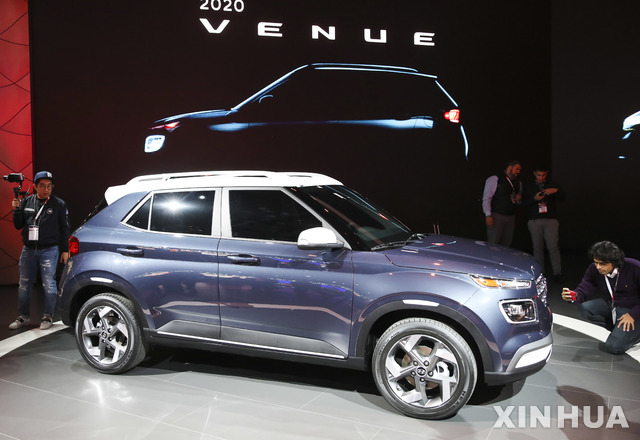 【뉴욕=신화/뉴시스】17일(현지시간) 미국 뉴욕의 제이콥 재비츠 센터에서 2019 국제 모터쇼 언론 공개 행사가 열려 현대자동차의 엔트리 SUV '베뉴'가 공개되고 있다.&nbsp; '베뉴'는 현대차의 최신 디자인 스타일을 감각적으로 풀어내 견고한 SUV 이미지에 젊고 세련된 디자인을 더 했다는 평이다. 모터쇼는 오는 19일 개막한다. 2019.04.19.&nbsp; 