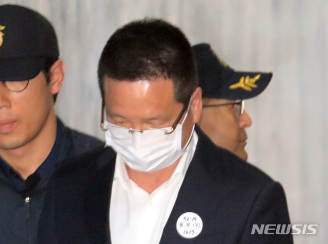 【서울=뉴시스】 전진환 기자 = 김학의 전 법무부 차관 성범죄 의혹의 핵심 인물인 건설업자 윤중천 씨가 19일 오후 서울 서초구 서울중앙지법으로 영장실질심사를 받기 위해 들어오고 있다. 2019.04.19. amin2@newsis.com