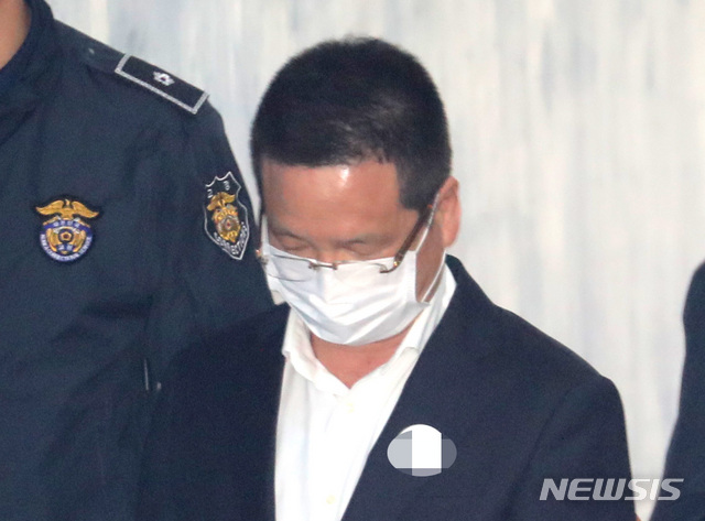 【서울=뉴시스】 전진환 기자 = 김학의 전 법무부 차관 성범죄 의혹의 핵심 인물인 건설업자 윤중천 씨가 19일 오후 서울 서초구 서울중앙지법으로 영장실질심사를 받기 위해 들어오고 있다. 2019.04.19.&nbsp; amin2@newsis.com