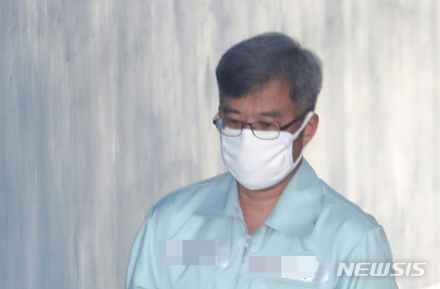 【서울=뉴시스】 전진환 기자 = 댓글 조작 의혹 사건으로 구속기소된 드루킹 김동원씨가 19일 오후 항소심 공판이 열리는 서울 서초구 중앙지법으로 들어가고 있다. 2019.04.19.&nbsp; amin2@newsis.com