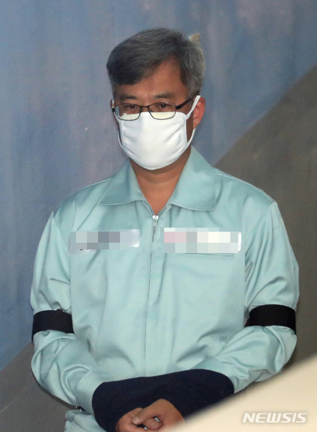 【서울=뉴시스】 전진환 기자 = 댓글 조작 의혹 사건으로 구속기소된 드루킹 김동원씨가 19일 오후 항소심 공판이 열리는 서울 서초구 중앙지법으로 들어가고 있다. 2019.04.19.&nbsp; amin2@newsis.com 