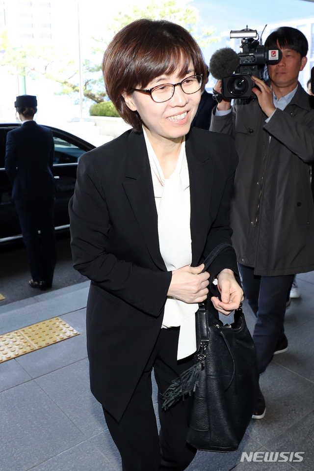 【서울=뉴시스】이윤청 수습기자 = 이미선 신임 헌법재판관이 취임식에 참석하기 위해 19일 서울 종로구 헌법재판소로 들어서고 있다. 2019.04.19. radiohead@newsis.com