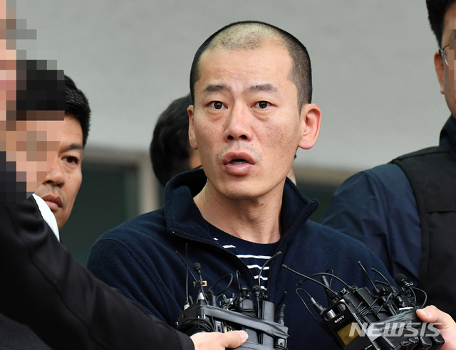 【진주=뉴시스】 차용현 기자 = 지난 17일 경남 진주시 한 아파트에서 방화 및 흉기난동 사건을 벌인 안인득(42)씨가 19일 오후 치료를 받기 위해 진주경찰서 유치장에서 나와 병원으로 이동하고 있다. 경남지방경찰청은 지난 18일 신상공개심의위원회를 열고 안 씨의 이름·나이· 얼굴 등을 공개하기로 결정했다. 2019.04.19.&nbsp;&nbsp; con@newsis.com 