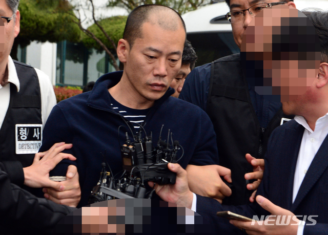 【진주=뉴시스】 차용현 기자 = 지난 17일 경남 진주시 한 아파트에서 방화 및 흉기난동 사건을 벌인 안인득(42)씨가 19일 오후 치료를 받기 위해 진주경찰서 유치장에서 나와 병원으로 이동하고 있다. 경남지방경찰청은 지난 18일 신상공개심의위원회를 열고 안 씨의 이름·나이· 얼굴 등을 공개하기로 결정했다. 2019.04.19.&nbsp; con@newsis.com (사진=뉴시스DB)