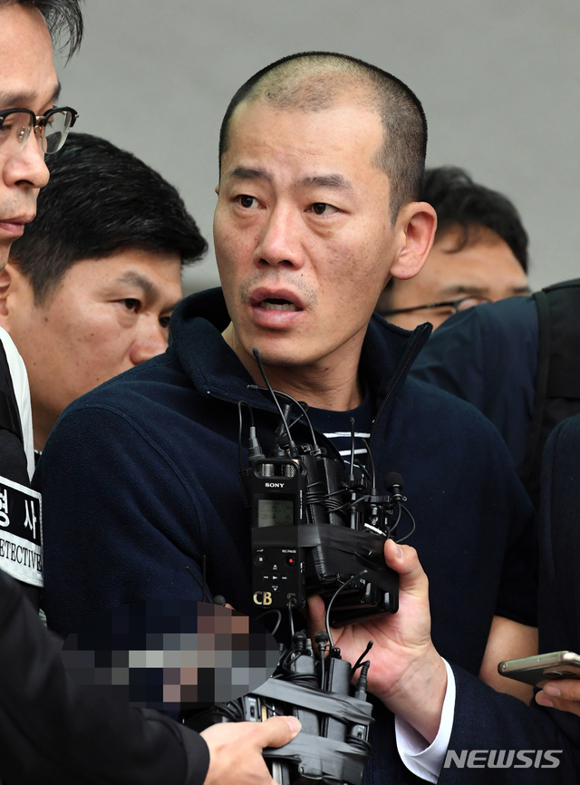 【진주=뉴시스】 차용현 기자 = 지난 17일 경남 진주시 한 아파트에서 방화 및 흉기난동 사건을 벌인 안인득(42)씨가 19일 오후 치료를 받기 위해 진주경찰서 유치장에서 나와 병원으로 이동하고 있다. 경남지방경찰청은 지난 18일 신상공개심의위원회를 열고 안 씨의 이름·나이· 얼굴 등을 공개하기로 결정했다. 2019.04.19.&nbsp;&nbsp; con@newsis.com 