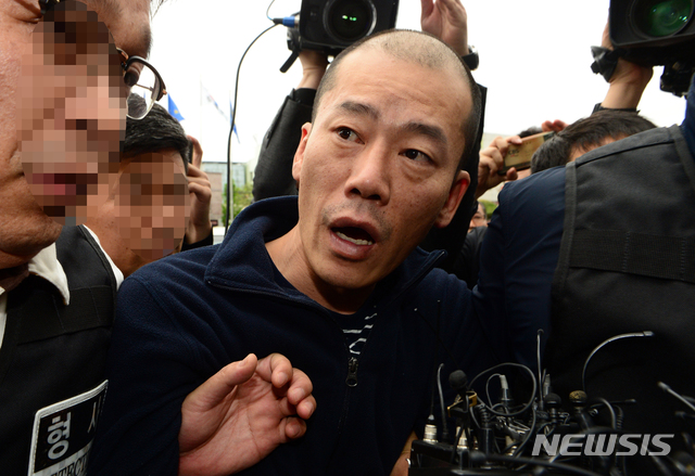 【진주=뉴시스】 차용현 기자 = 지난 17일 경남 진주시 한 아파트에서 방화 및 흉기난동 사건을 벌인 안인득(42)씨가 19일 오후 치료를 받기 위해 진주경찰서 유치장에서 나와 병원으로 이동하고 있다. 경남지방경찰청은 지난 18일 신상공개심의위원회를 열고 안 씨의 이름·나이· 얼굴 등을 공개하기로 결정했다. 2019.04.19. con@newsis.com