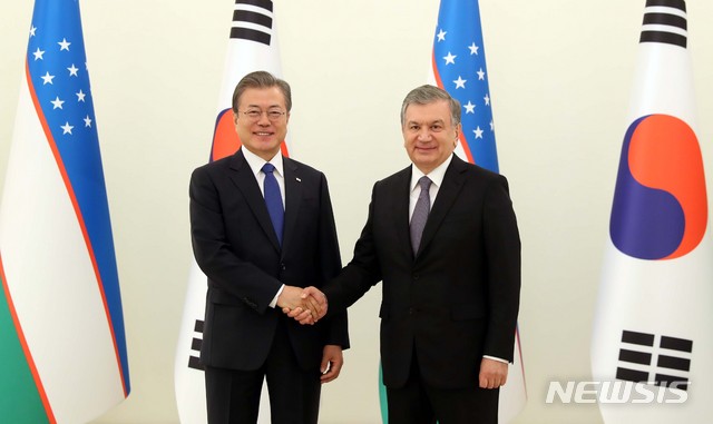 【타슈켄트(우즈베키스탄)=뉴시스】박진희 기자 = 우즈베키스탄을 국빈방문 중인 문재인 대통령이 19일 오전(현지시각) 타슈켄트 영빈관에서 샤프카트 미르지요예프 대통령과 기념촬영을 하고 있다. 2019.04.19. pak7130@newsis.com