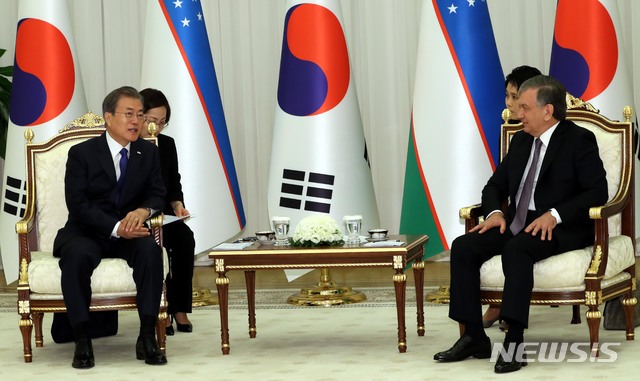 【타슈켄트(우즈베키스탄)=뉴시스】박진희 기자 = 우즈베키스탄을 국빈방문 중인 문재인 대통령이 19일 오전(현지시각) 타슈켄트 대통령궁 영빈관에서 샤프카트 미르지요예프 대통령과 소규모회담을 하고 있다. 2019.04.19.&nbsp; pak7130@newsis.com 