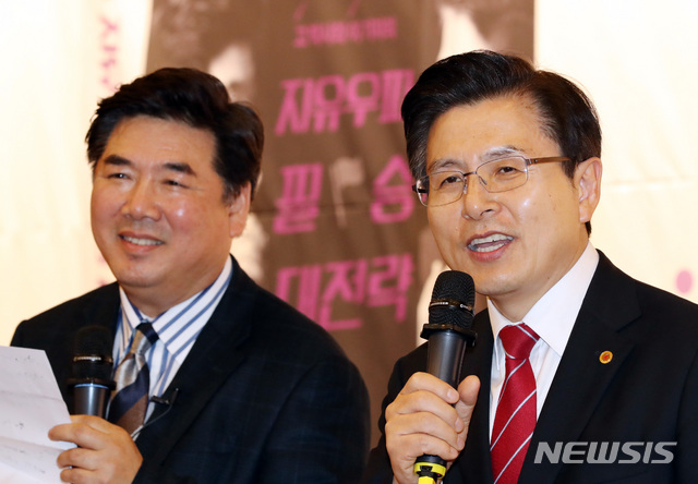 【서울=뉴시스】 박영태 기자 = 19일 오후 서울 영등포구 여의도 국회도선관에서 열린 '자유우파 필승대전략' 고성국 출판기념회에서 황교안 대표가 고성국 저자와 이야기를 나누고 있다. 2019.04.19.since1999@newsis.com