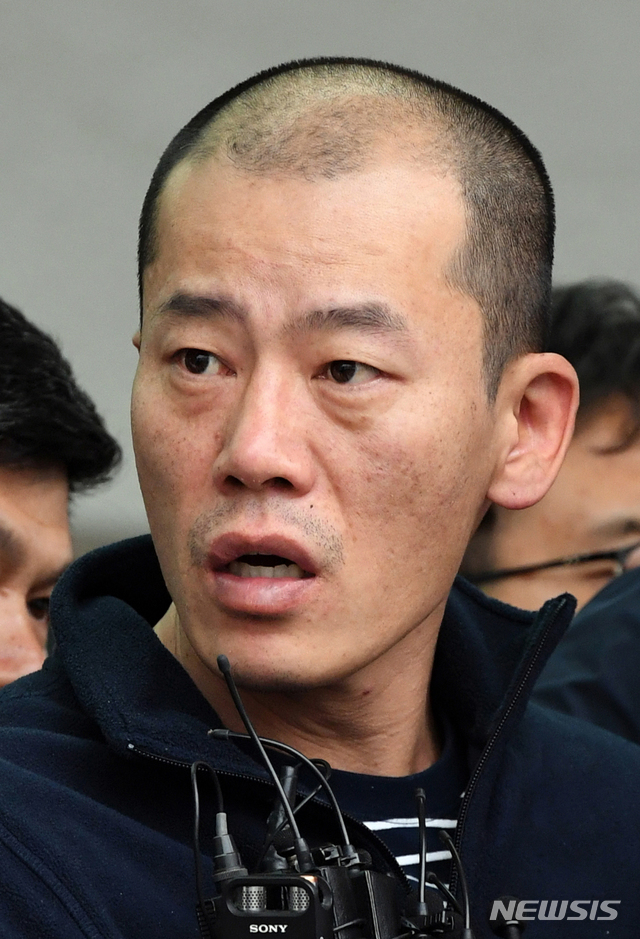 【진주=뉴시스】 차용현 기자 = 지난 17일 경남 진주시 한 아파트에서 방화 및 흉기난동 사건을 벌인 안인득(42)씨가 19일 오후 치료를 받기 위해 진주경찰서 유치장에서 나와 병원으로 이동하고 있다. 경남지방경찰청은 지난 18일 신상공개심의위원회를 열고 안 씨의 이름·나이· 얼굴 등을 공개하기로 결정했다. 2019.04.19.&nbsp;&nbsp; con@newsis.com