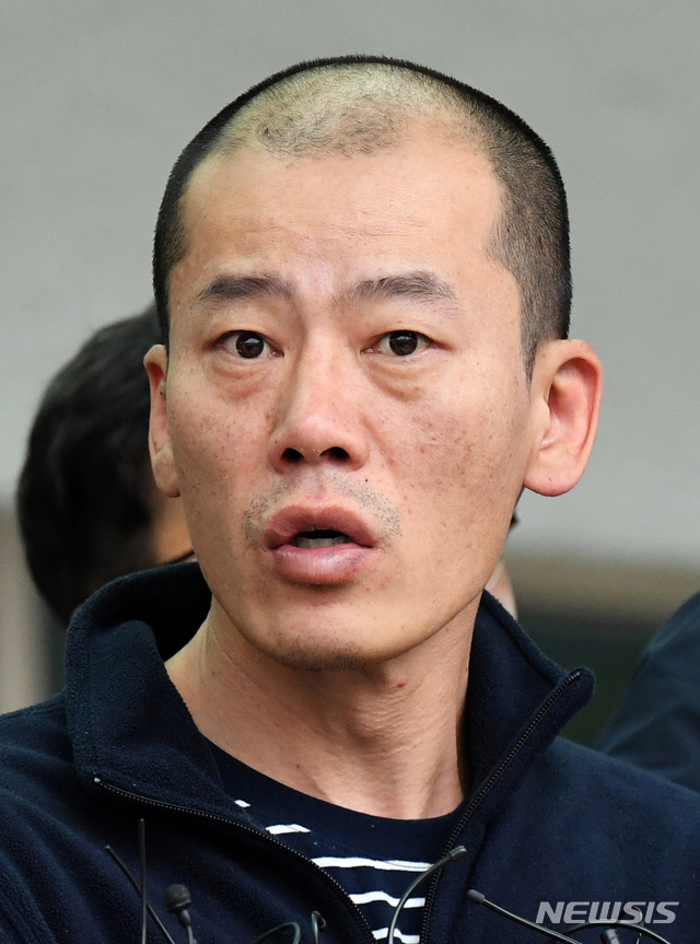 【진주=뉴시스】 차용현 기자 = 지난 17일 경남 진주시 한 아파트에서 방화 및 흉기난동 사건을 벌인 안인득(42)씨가 19일 오후 치료를 받기 위해 진주경찰서 유치장에서 나와 병원으로 이동하고 있다. 경남지방경찰청은 지난 18일 신상공개심의위원회를 열고 안 씨의 이름·나이· 얼굴 등을 공개하기로 결정했다. 2019.04.19.&nbsp;&nbsp; con@newsis.com