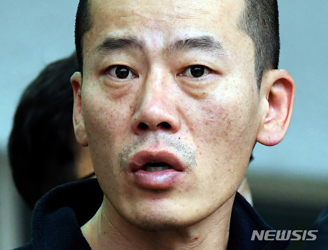 【진주=뉴시스】 차용현 기자 = 지난 17일 경남 진주시 한 아파트에서 방화 및 흉기난동 사건을 벌인 안인득(42)씨가 19일 오후 치료를 받기 위해 진주경찰서 유치장에서 나와 병원으로 이동하고 있다. 경남지방경찰청은 지난 18일 신상공개심의위원회를 열고 안 씨의 이름·나이· 얼굴 등을 공개하기로 결정했다. 2019.04.19. con@newsis.com