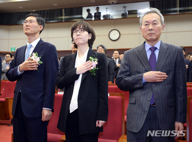 【서울=뉴시스】이윤청 수습기자 = 문형배(왼쪽), 이미선(가운데) 신임 헌법재판관이 4월19일 서울 종로구 헌법재판소에서 열린 취임식에서 국민의례를 하고 있다. 2019.04.19. radiohead@newsis.com