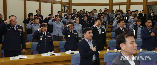 【서울=뉴시스】고승민 기자 = 19일 서울 여의도 국회 의원회관에서 열린 '산불재난, 이대로 좋은가' 토론회에 참가한 의용소방대원 등 참가자들이 국민의례하고 있다. 2019.04.19.kkssmm99@newsis.com