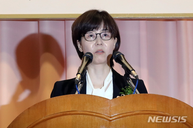 【서울=뉴시스】이윤청 수습기자 = 이미선 신임 헌법재판관이 19일 서울 종로구 헌법재판소에서 열린 취임식에서 취임사를 하고 있다. 2019.04.19.&nbsp; radiohead@newsis.com