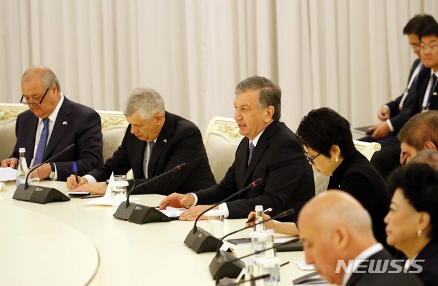 【타슈켄트(우즈베키스탄)=뉴시스】박진희 기자 = 19일(현지시각) 타슈켄트 대통령궁 영빈관에서 샤프카트 미르지요예프 대통령이 문재인 대통령과 확대회담을 하고 있다. 2019.04.19.&nbsp; pak7130@newsis.com