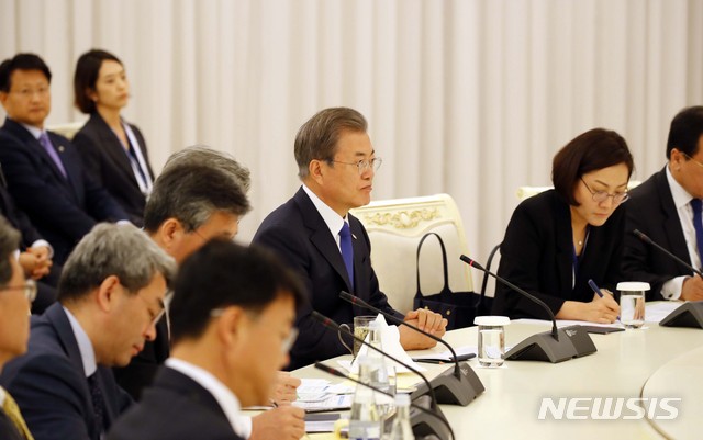 【타슈켄트(우즈베키스탄)=뉴시스】박진희 기자 = 우즈베키스탄을 국빈방문 중인 문재인 대통령이 19일(현지시각) 타슈켄트 대통령궁 영빈관에서 열린 확대회담에서 샤프카트 미르지요예프 대통령의 발언을 듣고 있다. 2019.04.19.&nbsp; pak7130@newsis.com