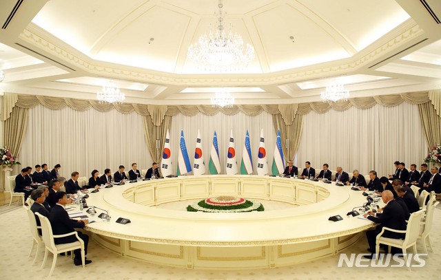 【타슈켄트(우즈베키스탄)=뉴시스】박진희 기자 = 우즈베키스탄을 국빈방문 중인 문재인 대통령이 19일(현지시각) 타슈켄트 대통령궁 영빈관에서 샤프카트 미르지요예프대통령과 확대회담을 하고 있다. 2019.04.19.&nbsp; pak7130@newsis.com