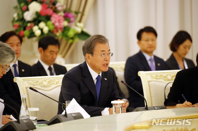 【타슈켄트(우즈베키스탄)=뉴시스】박진희 기자 = 우즈베키스탄을 국빈방문 중인 문재인 대통령이 19일(현지시각) 타슈켄트 대통령궁 영빈관에서 샤프카트 미르지요예프대통령과 확대회담을 하고 있다. 2019.04.19.&nbsp; pak7130@newsis.com