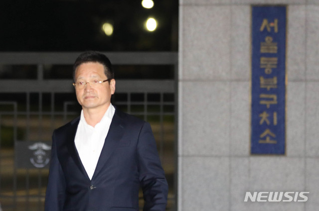 【서울=뉴시스】 고범준 기자 = 김학의 전 법무부 차관의 성범죄 의혹 핵심 인물인 건설업자 윤중천씨의 구속영장이 기각된 19일 오후 서울 송파구 서울동부구치소에서 윤 씨가 나오고 있다. 법원이 구속영장을 기각하면서 윤 씨는 불구속 상태에서 수사를 받을 예정이다. 2019.04.19.&nbsp; bjko@newsis.com