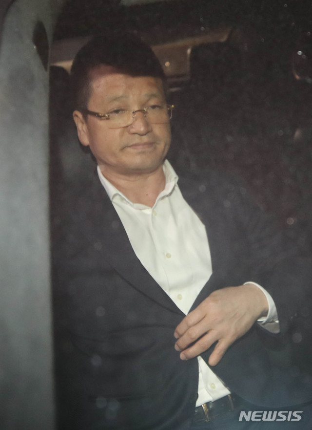 【서울=뉴시스】 고범준 기자 = 김학의 전 법무부 차관의 성범죄 의혹 핵심 인물인 건설업자 윤중천씨의 구속영장이 기각된 19일 오후 서울 송파구 서울동부구치소에서 윤 씨가 나와 준비된 차량에 탑승하고 있다. 법원이 구속영장을 기각하면서 윤 씨는 불구속 상태에서 수사를 받을 예정이다. 2019.04.19.&nbsp; bjko@newsis.com