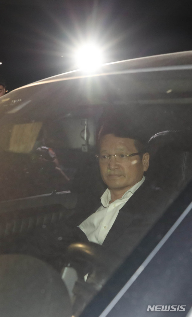 【서울=뉴시스】 고범준 기자 = 김학의 전 법무부 차관의 성범죄 의혹 핵심 인물인 건설업자 윤중천씨의 구속영장이 기각된 19일 오후 서울 송파구 서울동부구치소에서 윤 씨가 나와 준비된 차량에 탑승하고 있다. 법원이 구속영장을 기각하면서 윤 씨는 불구속 상태에서 수사를 받을 예정이다. 2019.04.19.&nbsp; bjko@newsis.com