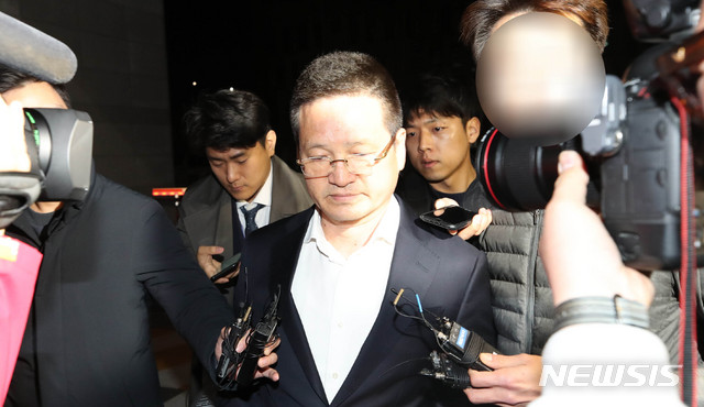 【서울=뉴시스】 고범준 기자 = 김학의 전 법무부 차관의 성범죄 의혹 핵심 인물인 건설업자 윤중천씨의 구속영장이 기각된 19일 오후 서울 송파구 서울동부구치소에서 윤 씨가 나와 준비된 차량에 탑승하고 있다. 법원이 구속영장을 기각하면서 윤 씨는 불구속 상태에서 수사를 받을 예정이다. 2019.04.19.&nbsp; bjko@newsis.com