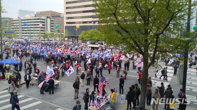 【서울=뉴시스】심동준 기자 = 20일 오후 서울 종로구 광화문광장 인근에서 자유한국당이 연 '문재인 STOP, 국민이 심판합니다' 행사 참석자들이 행진 준비를 하고 있다. 2019.04.20&nbsp; s.won@newsis.com 