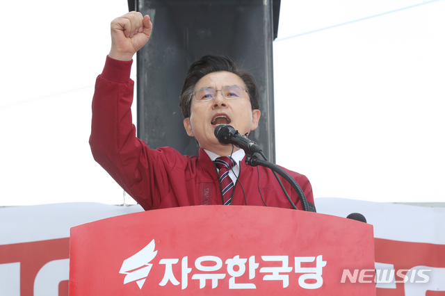 【서울=뉴시스】김병문 수습기자 = 자유한국당 황교안 대표가 20일 오후 서울 종로구 세종문화회관 앞에서 열린 '문재인 STOP(멈춤), 국민이 심판합니다'에 참석해 연설을 하고 있다. 2019.04.20. dadazon@newsis.com